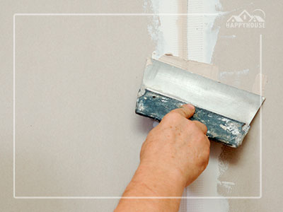 Выравнивание стен, шпатлевка и грунтовка потолка, стяжка пола