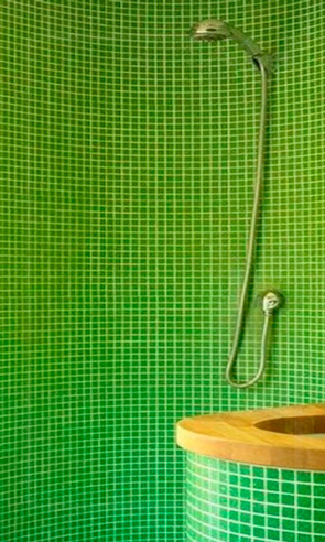 Зеленая плитка мозаика в душевой